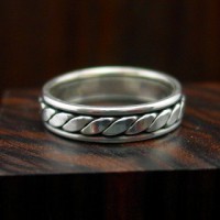 【10】 中央に縄目模様があるリング