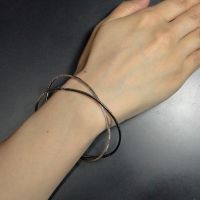 【24】 細い鎚目のバングル